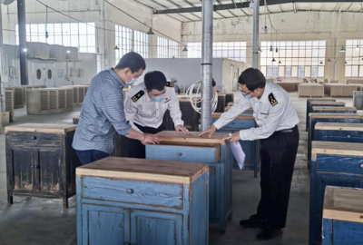 贛州海關(guān)助力江西仿舊家具首次出口美國(guó)!